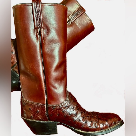 Reddish brown Lucchese boots unsure of the size in good condition